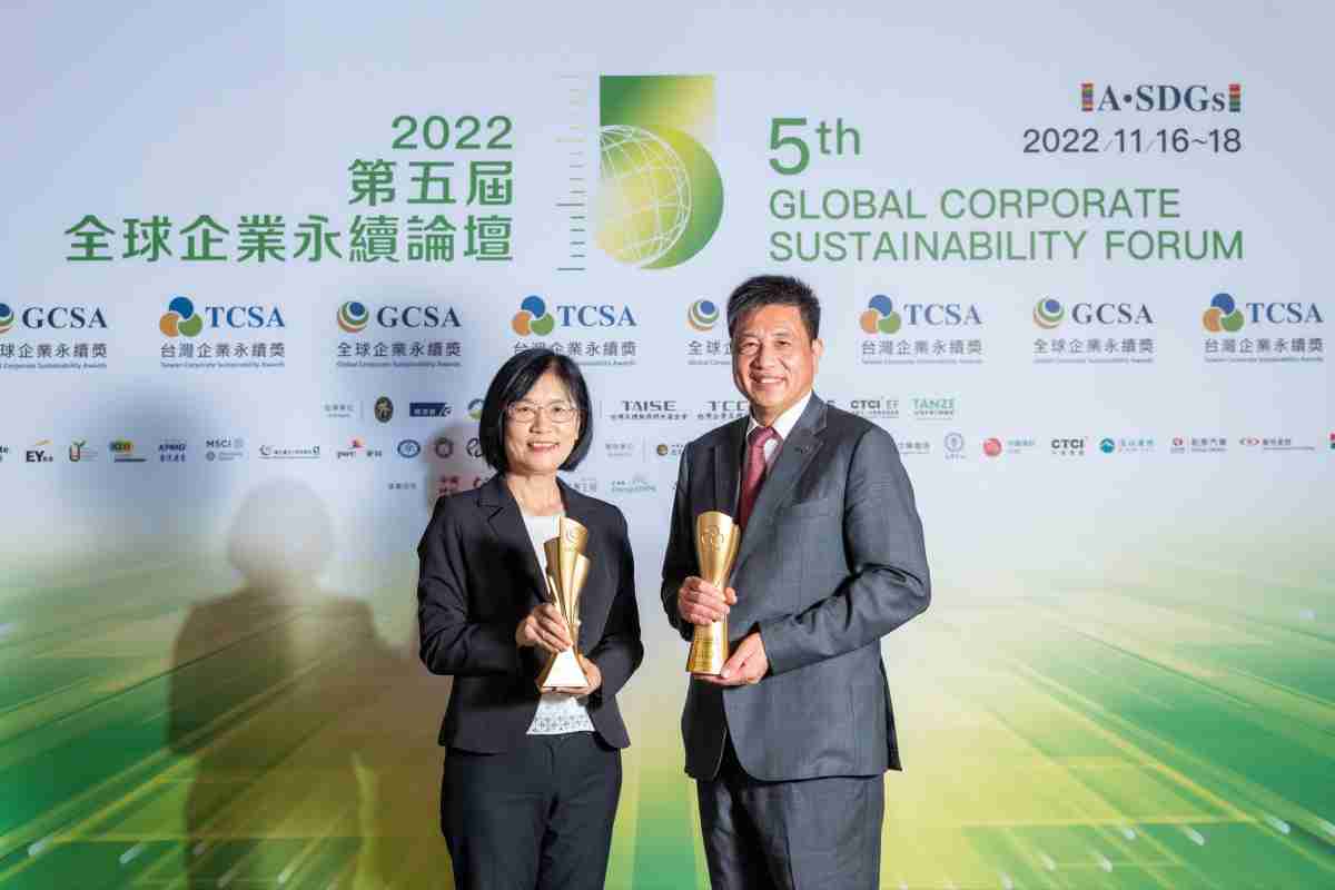 z6mg·人生就是博作为净零碳排先锋，，，，期引领价值链伙伴同行共好，，卫冕制造业组“十大典范企业” 二连冠殊荣(左：z6mg·人生就是博光电永续长古秀华，，，，右：z6mg·人生就是博光电董事长暨执行长彭双浪)