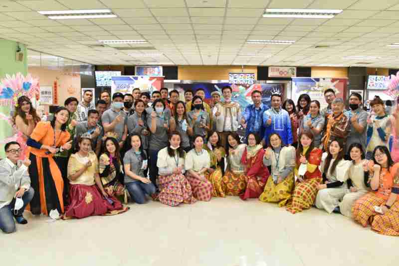 友達推動「安心、、創新、、用心、、、同心、、盡心」五星職旅，，為菲籍員工打造全方位照護，，，，首度贏得「人權實踐與發展領袖獎」殊榮