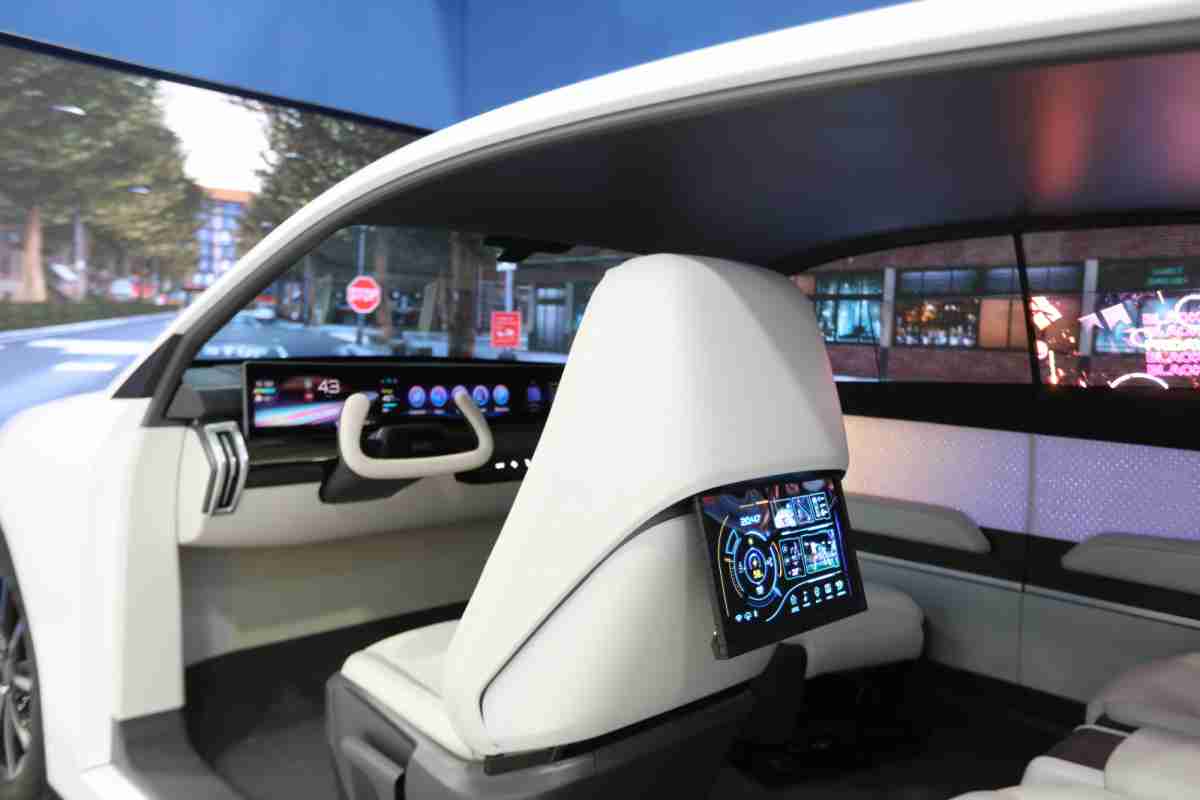 z6mg·人生就是博的「可卷式后座娱乐显示器」加强后座乘客的感官体验，，，并保有个性化设计，，，，可依使用偏好进行动态调整。。