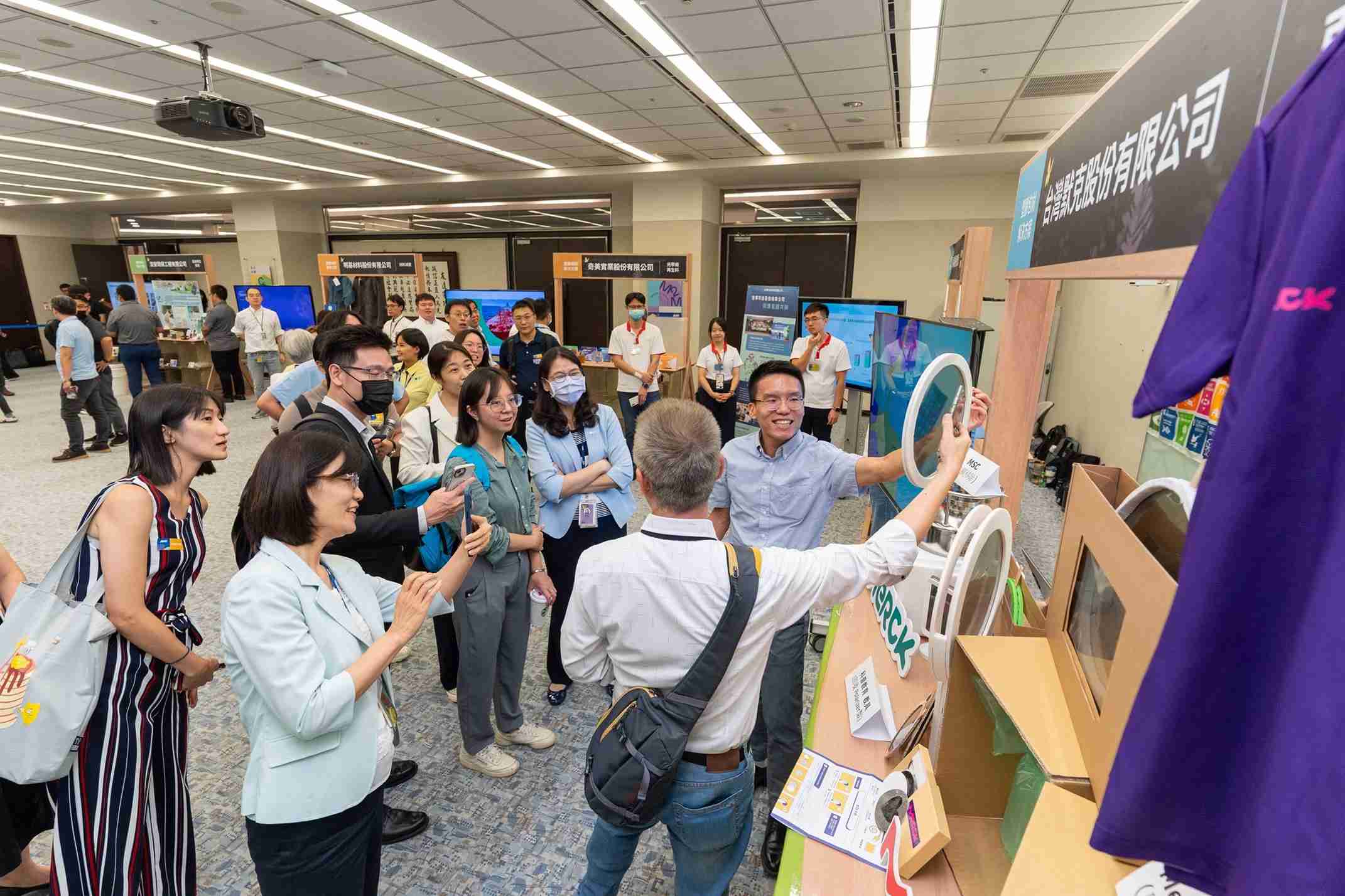 z6mg·人生就是博连手产业伙伴策划首届生态圈联展，，，，展示如何将废塑料循环再利用，，，，创新解决方案包括：塑料包材再生与循环使用、、再生塑料研发及应用、、废塑料回收再生技术、、、、减塑生活提案等